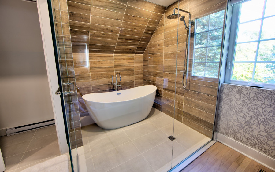 House - master bedroom bathroom